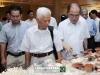 Chủ tịch Quốc hội tham quan Trưng bày các sản phẩm nông nghiệp được sản xuất bằng công nghệ cao.